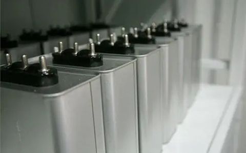哪些因素影響電力電容器的容量？